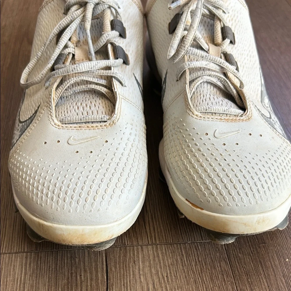 Nike Soft Ball Light Beige Baseball Cleats with Silver Swoosh !! Size 12